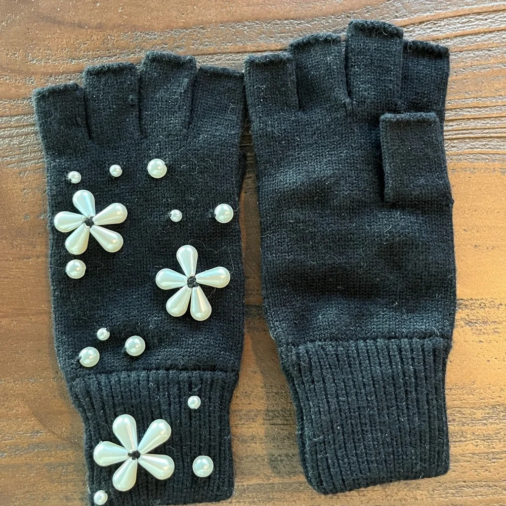 Lele Sadoughi Black Fingerless Gloves with Pearl Embellishments - NWOT - Picture 4 of 4